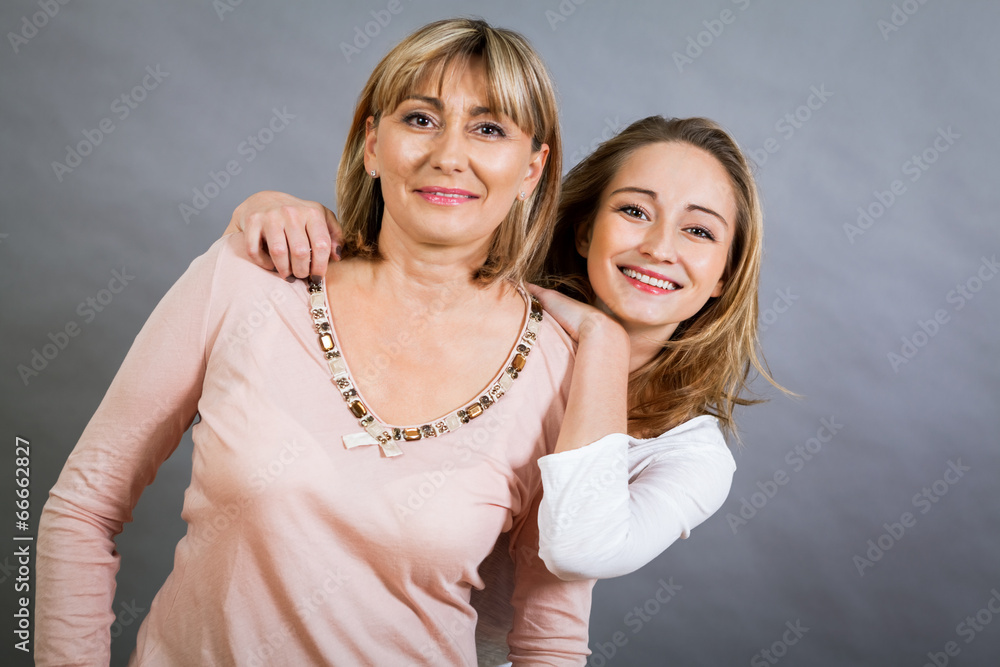 Ταπετσαρία smiling middle-aged young mother and daughter