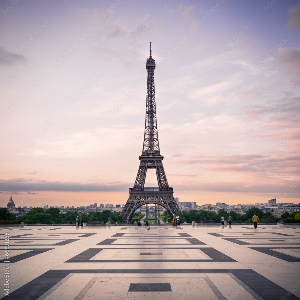 Trocadero and Eiffel Tower at sunshine. Paris, France. - obrazy, fototapety, plakaty 