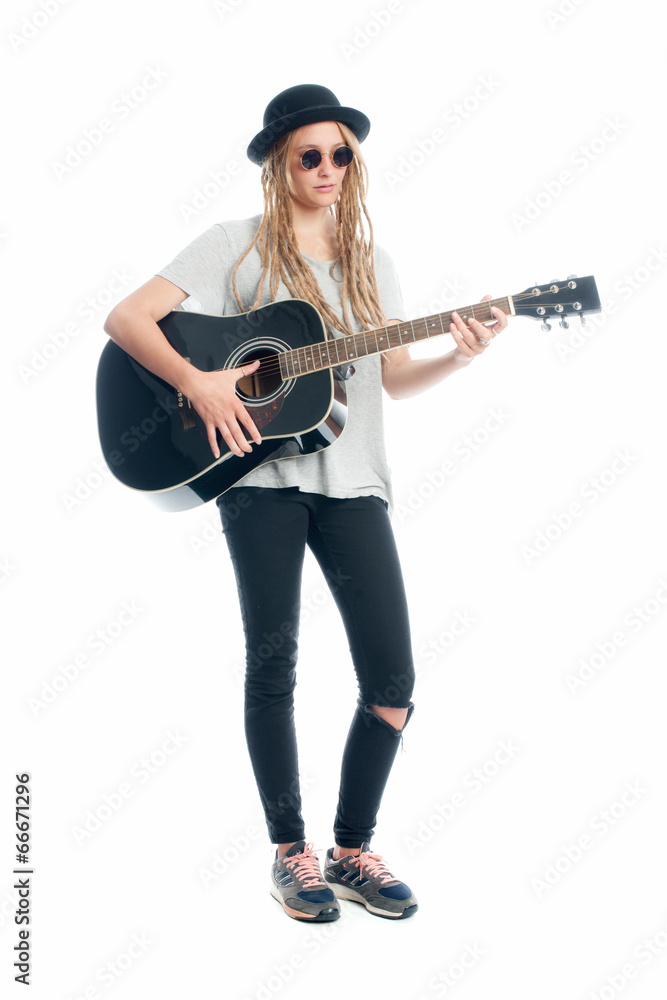 Blonde Frau mit Hut spielt Gitarre Blonde Frau mit Hut spielt Gitarre
