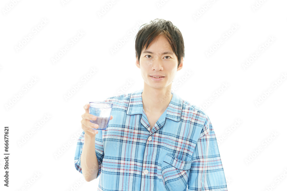 水を飲む笑顔の男性 水を飲む笑顔の男性
