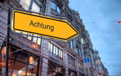 Strassenschild 24 - Achtung photo