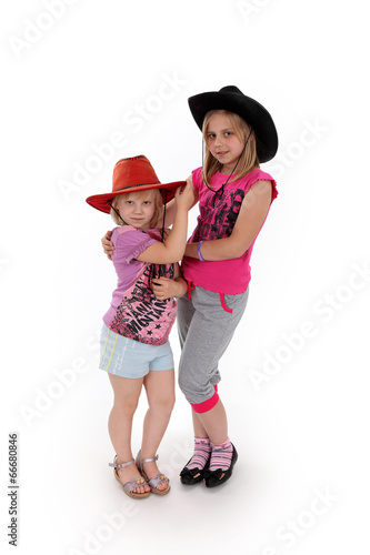 Dwie dziewczynki, blondynki w kapeluszach.