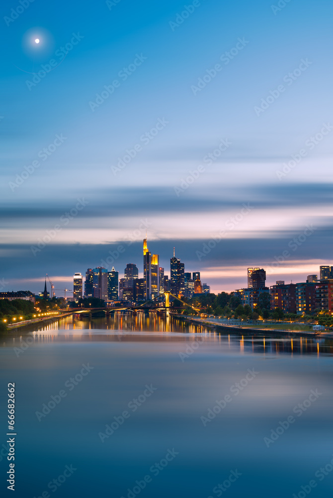 Fototapeta premium Frankfurt's skyline, island skycrapers