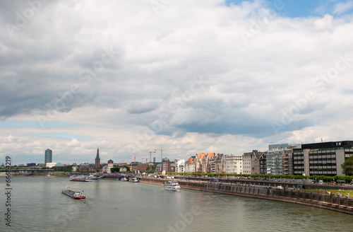 Rheinpromenade in Düsseldorf © Eduard Shelesnjak