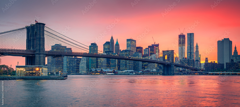 Naklejka premium Brooklyn bridge and Manhattan at dusk