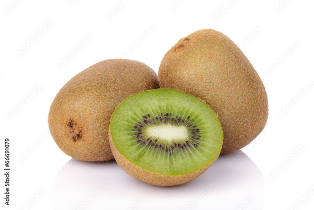 Obraz premium Sliced kiwi fruit isolated on white background