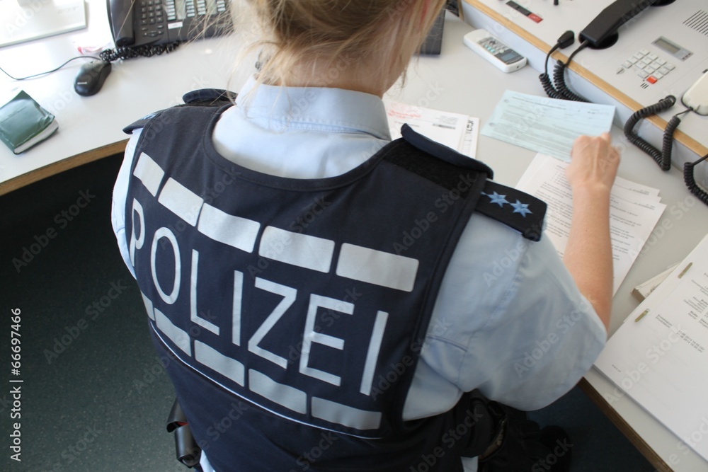 Polizei im Büro am Computer 110 StockFoto Adobe Stock