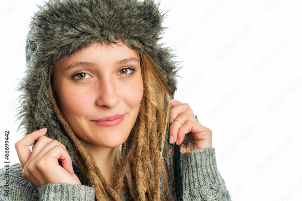 Blonde Frau mit Fellmütze