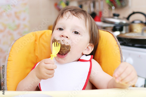 baby age of 20 months eating