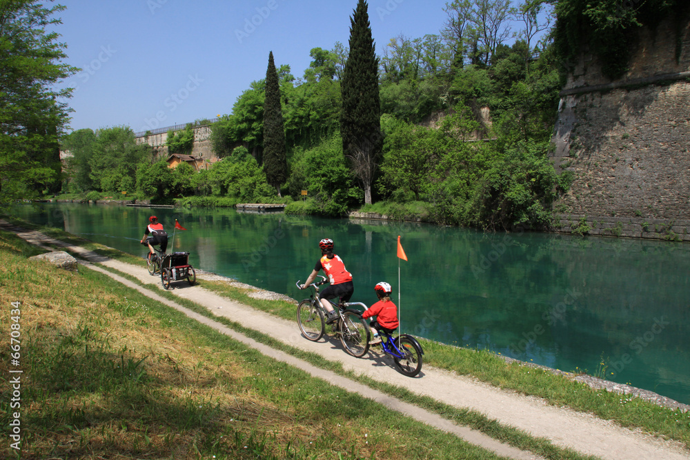 Naklejka premium Cicloturisti a Peschiera del Garda