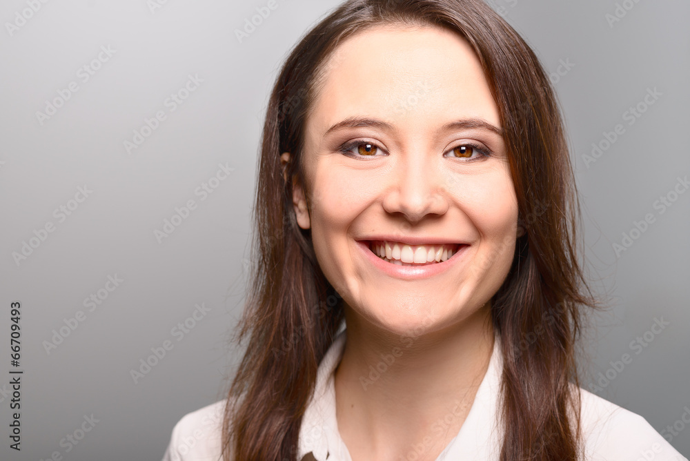 Attraktive Frau mit einem intensiven Lachen Attraktive Frau mit einem intensiven Lachen