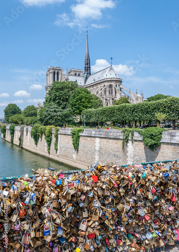 Cadenas et Notre Dame de Paris