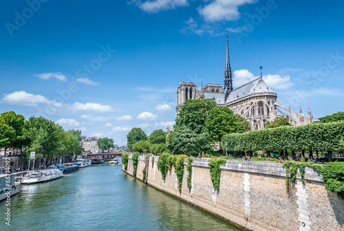Quai et Notre Dame de Paris