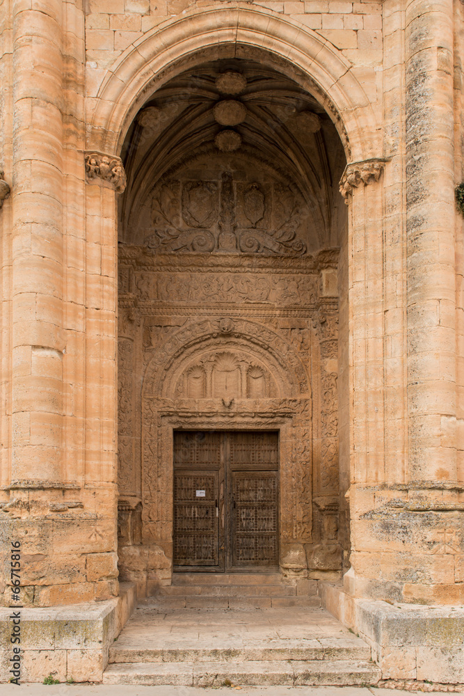 Puerta de la Iglesia de la Santa Trinidad. Alarcón. España