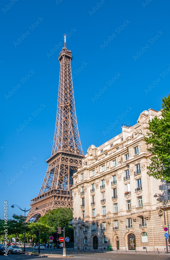 La Tour Eiffel et le quai Branly