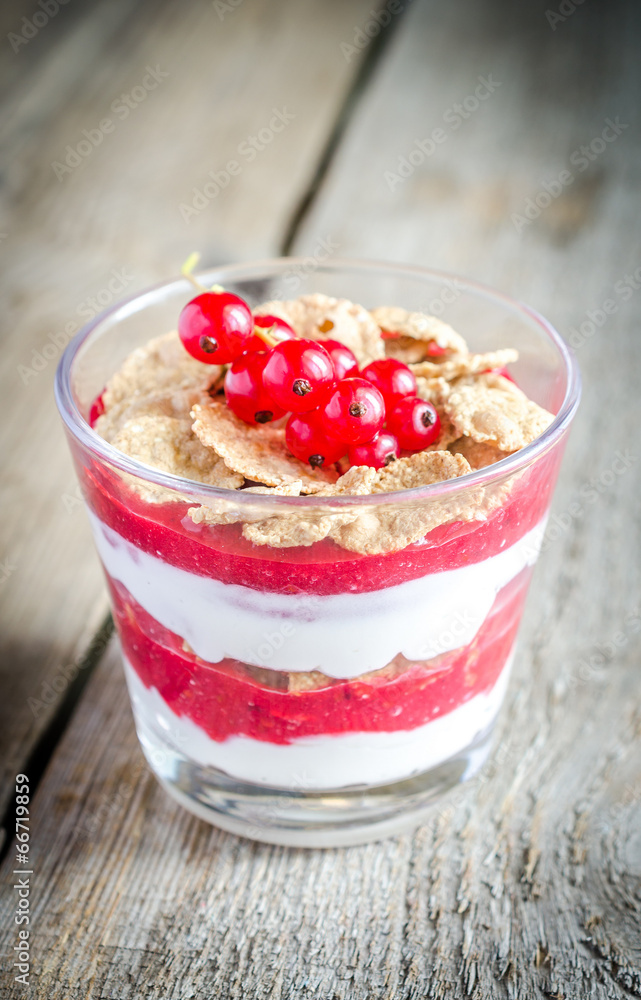 Wholegrain muesli with berry sauce and yogurt Wholegrain muesli with berry sauce and yogurt