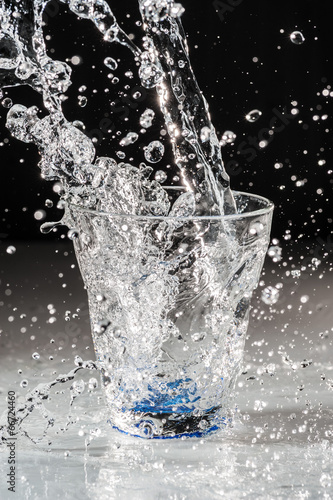 Versamento acqua nel bicchiere in trasparenza