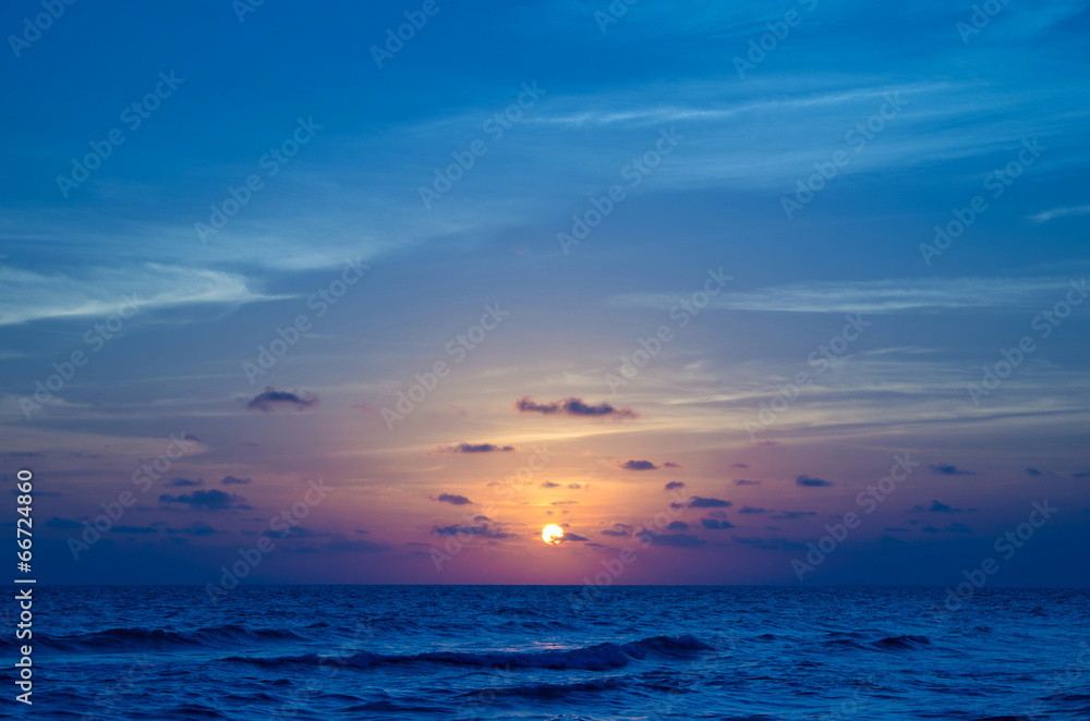 Obraz premium sunset above the sea