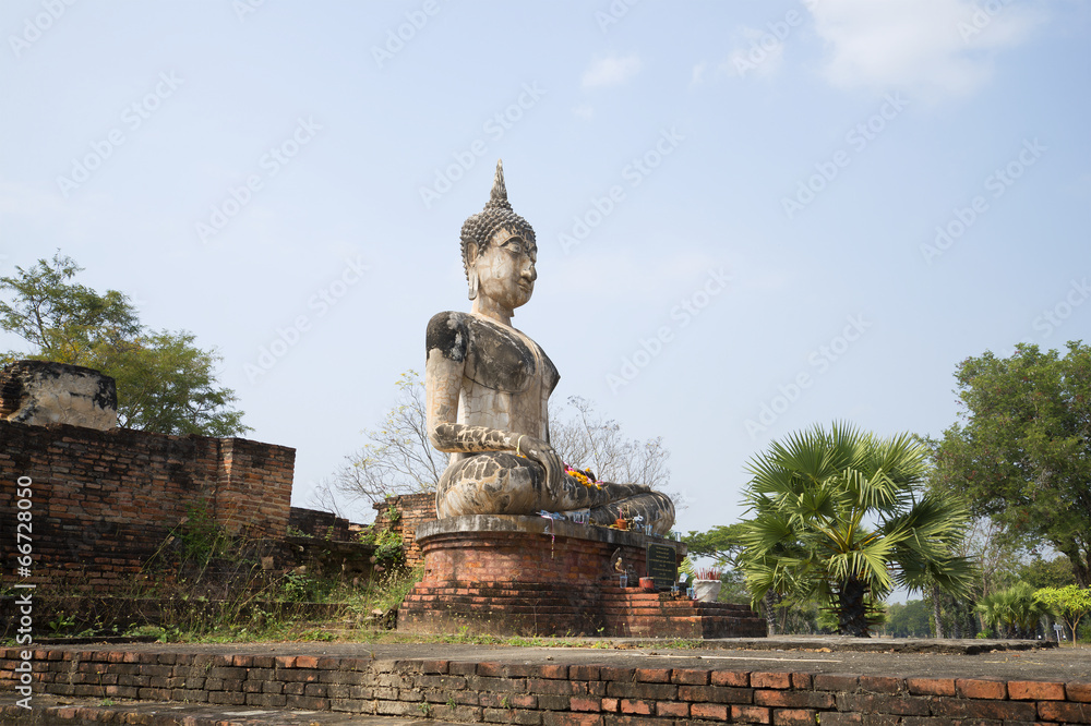Статуя сидящего Будды на развалинах старинного храма. Сукхотай
