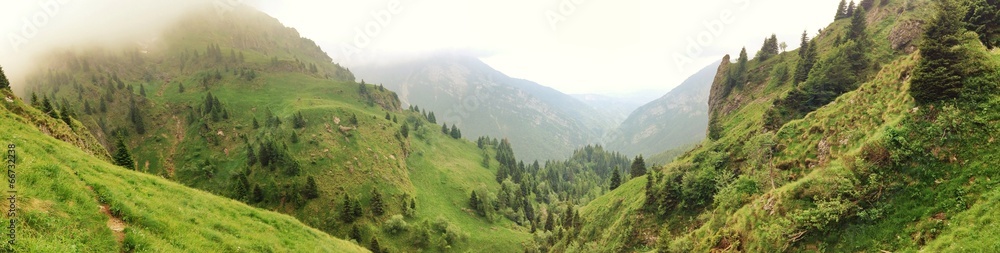 Panorama von Gebirge in den Dolomiten