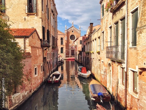  Kanal mit Booten in Venedig
