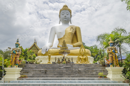 Giant Buddha © diowcnx