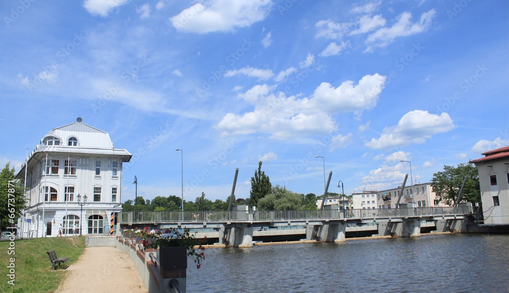 Fototapeta premium Die Neißebrücke verbindet Guben mit Gubin