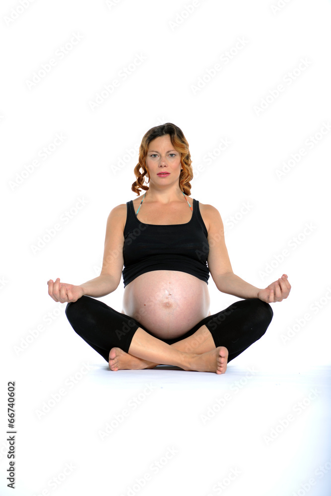 Schwanger Frau macht yoga und meditiert Schwanger Frau macht yoga und meditiert