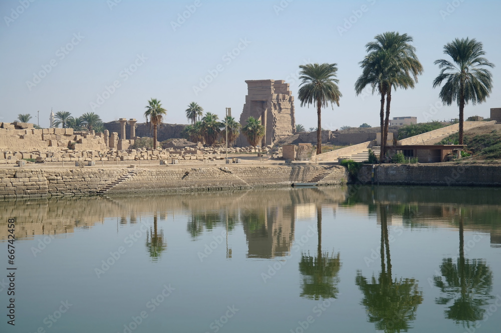 Obraz premium Sacred lake in Karnak