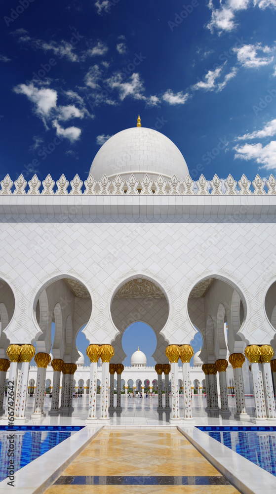 Fototapeta premium Sheikh Zayed mosque in Abu Dhabi, United Arab Emirates