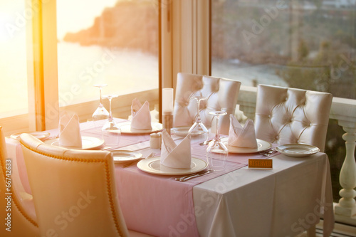 Tableau sur toile .restaurant table