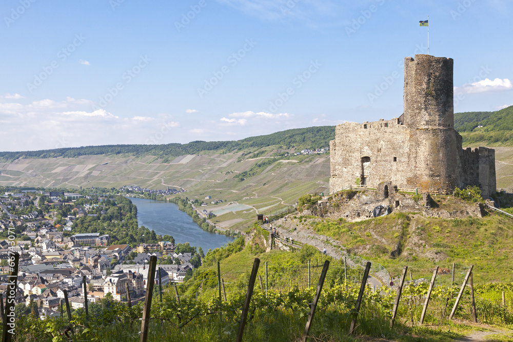 Naklejka premium Burg Landshut über Bernkastel-Kues