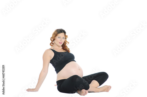 eine schöne schwangere Frau entspannt sich nach dem Sport