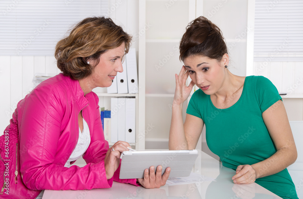 Kunde und Berater: zwei Frauen im Beratungsgespräch zur Rente