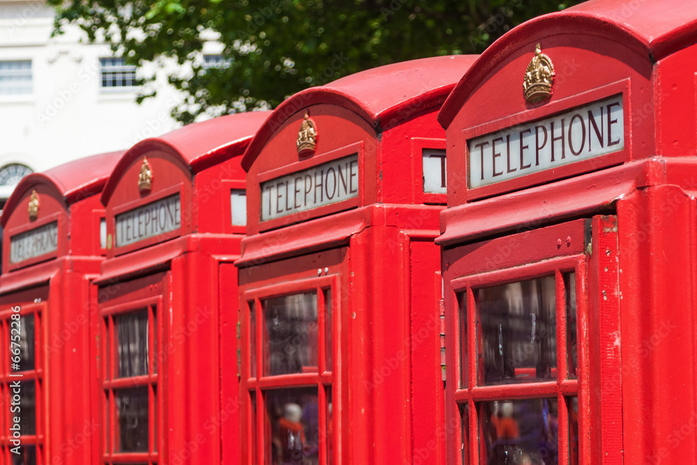 traditionelle Telefonzellen in London in einer Reihe traditionelle Telefonzellen in London in einer Reihe