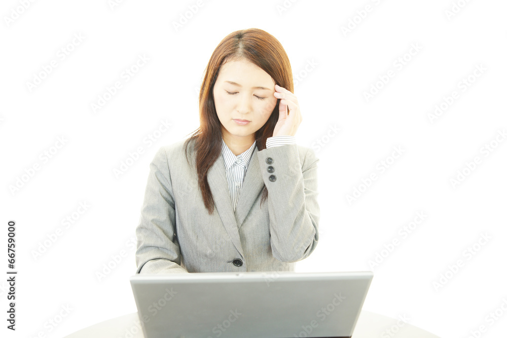 頭痛に悩むOL 頭痛に悩むOL