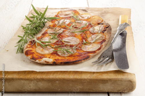 Plakat w ramie thin flat bread pizza with potato