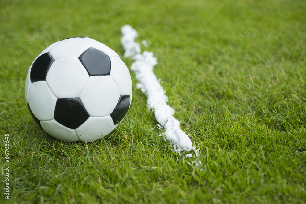 Fototapeta premium Vanishing foam spray line