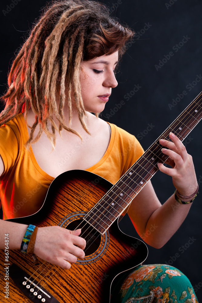 Obraz premium Girl playing guitar