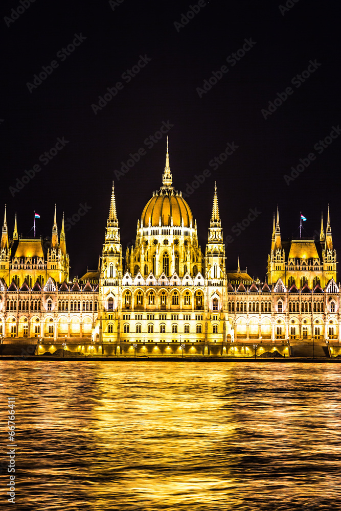Fototapeta premium Budapest Parliament building in Hungary at twilight.