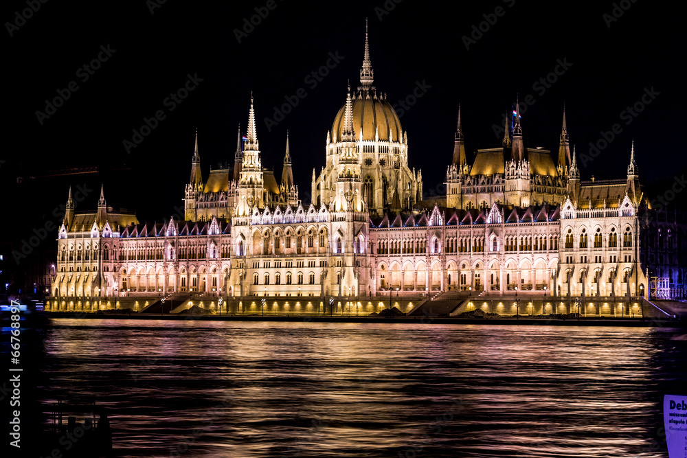 Fototapeta premium Budapest Parliament building in Hungary at twilight.