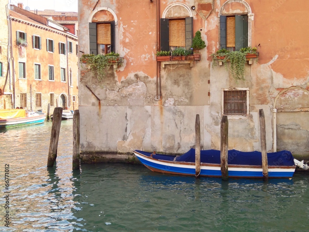 Boot am Haus in Venedig