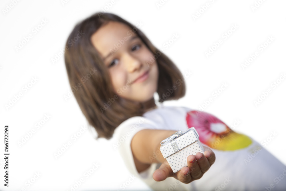 Cajita de regalo sostenida por niña Cajita de regalo sostenida por niña