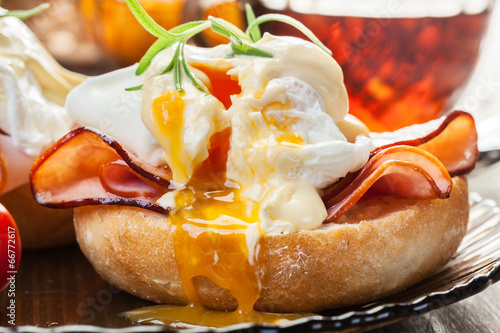 Vászonkép Eggs Benedict on toasted muffins with ham
