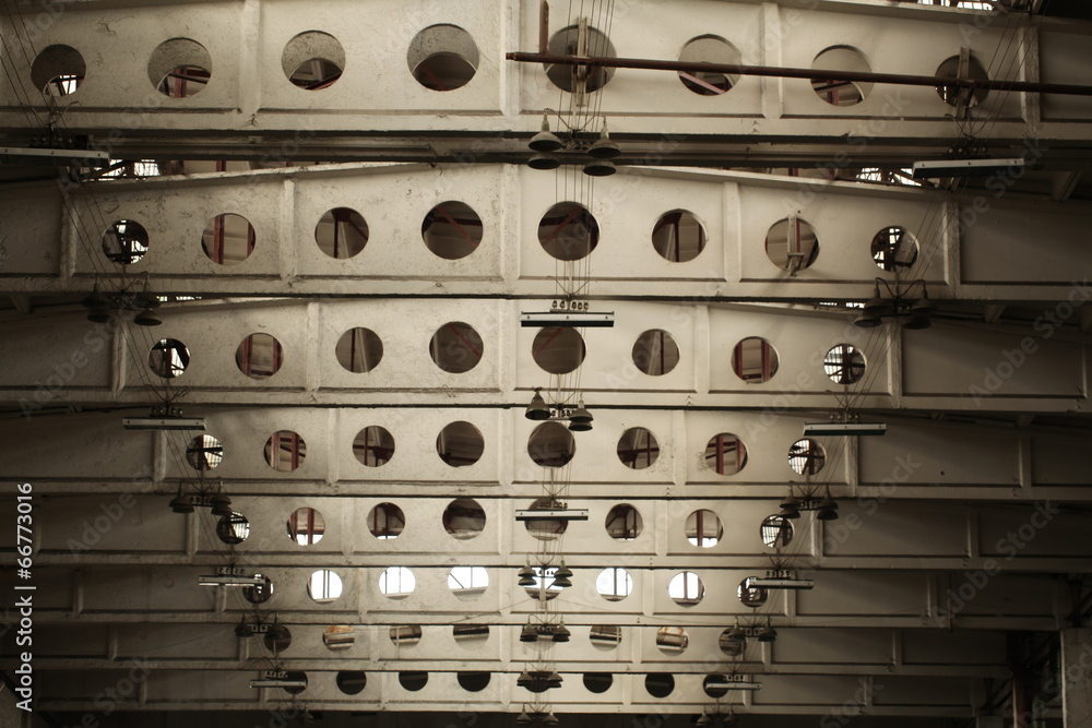 the factory ceiling with metal beams and lift devices