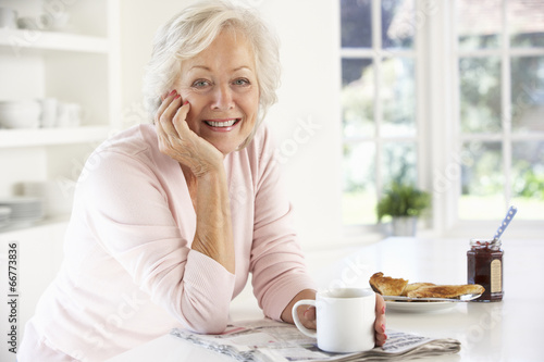 Retired woman eating breakfast © Monkey Business