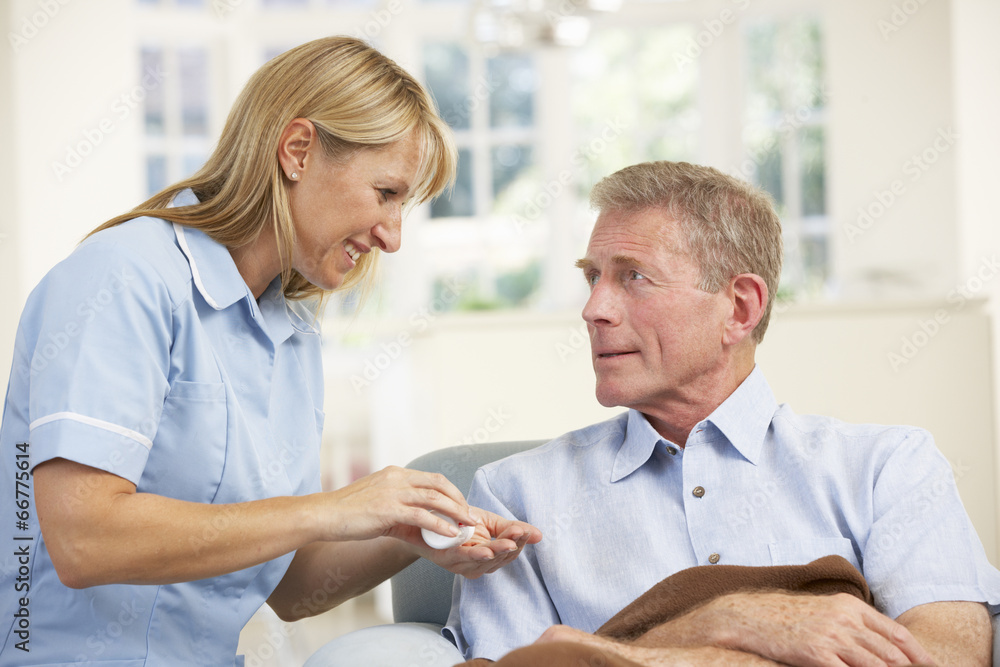 Obraz premium Senior man visited at home by nurse