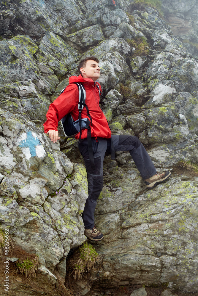 Obraz premium Teenage hiker on mountain