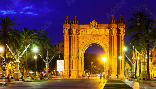 Fototapeta Naklejka Na Ścianę i Meble -  triumphal arch in  night. Barcelona