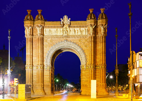 Photo triumphal arch in summer night. Barcelona